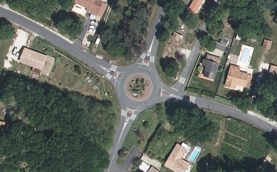 Vue aérienne du Rond-point anonyme n°1023794566