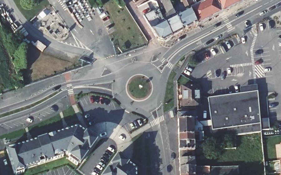 Vue aérienne du Rond-point anonyme n°102421808