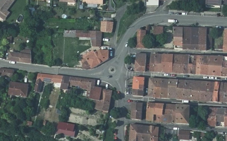 Vue aérienne du Rond-point anonyme n°1024232574
