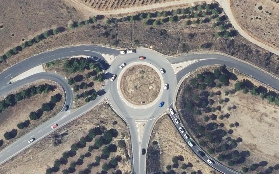 Vue aérienne du Rond-point anonyme n°102440896