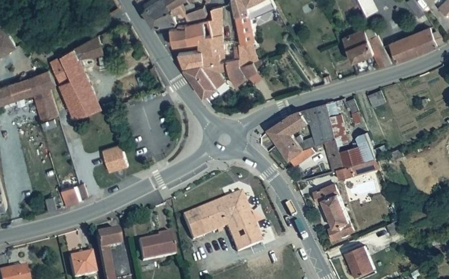 Vue aérienne du Rond-point anonyme n°1024469411