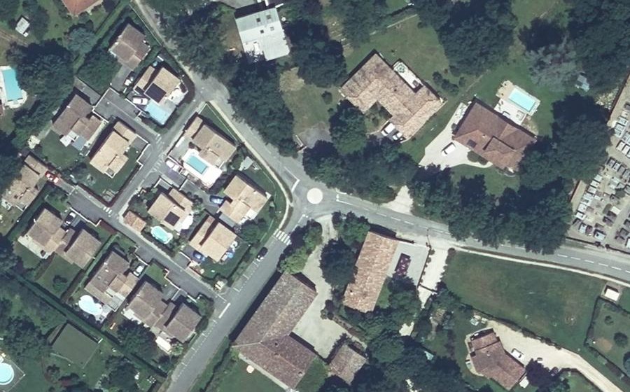 Vue aérienne du Rond-point anonyme n°1024499748