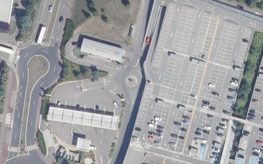 Vue aérienne du Rond-point anonyme n°102462828