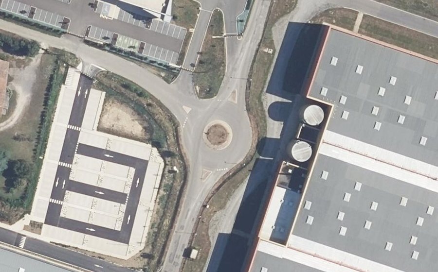 Vue aérienne du Rond-point anonyme n°1024670404