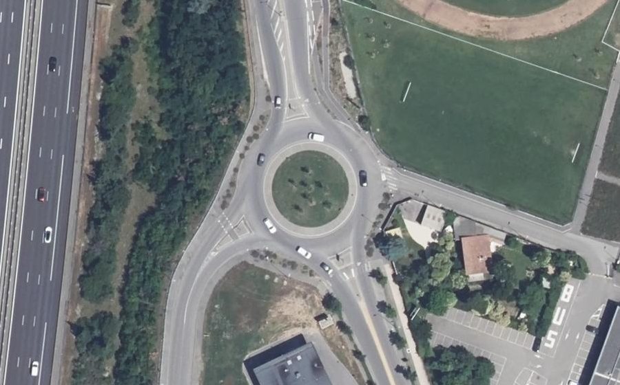 Vue aérienne du Rond-point anonyme n°102477567