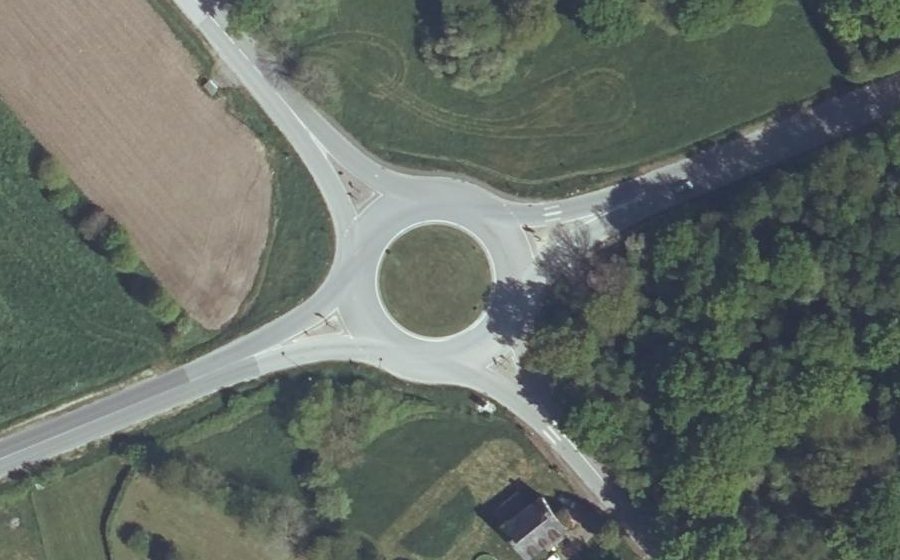 Vue aérienne du Rond-point anonyme n°1025143084