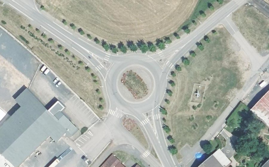 Vue aérienne du Rond-point anonyme n°1025287192
