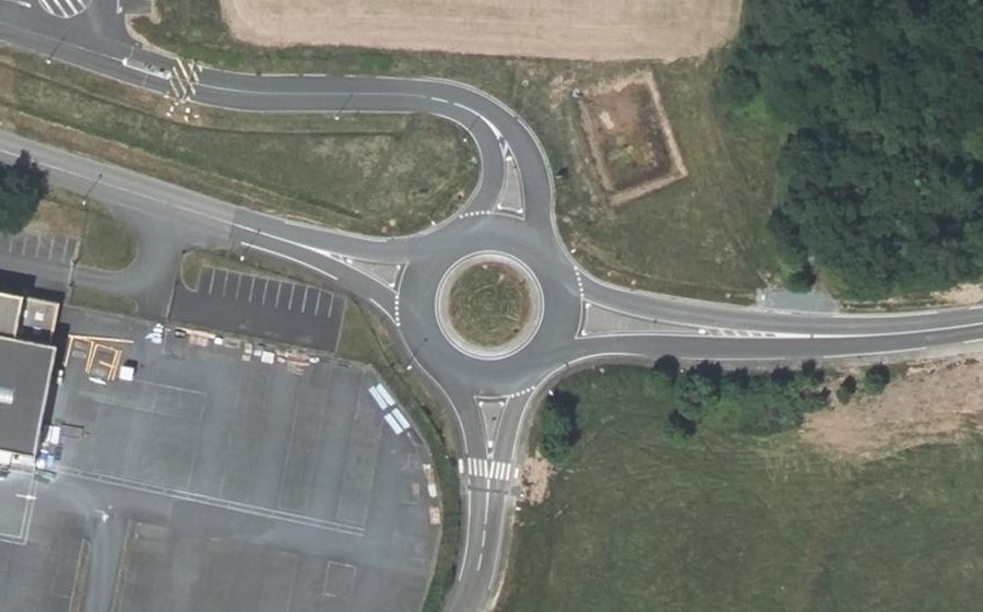 Vue aérienne du Rond-point anonyme n°1025564210