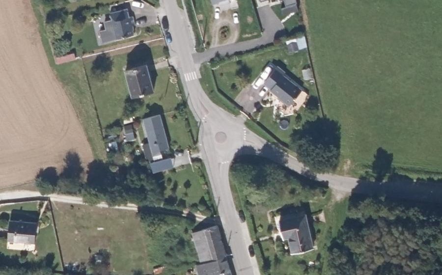 Vue aérienne du Rond-point anonyme n°1025598711