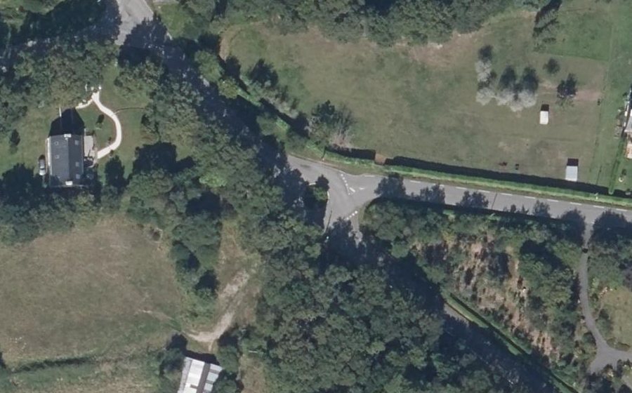 Vue aérienne du Rond-point anonyme n°1025599494