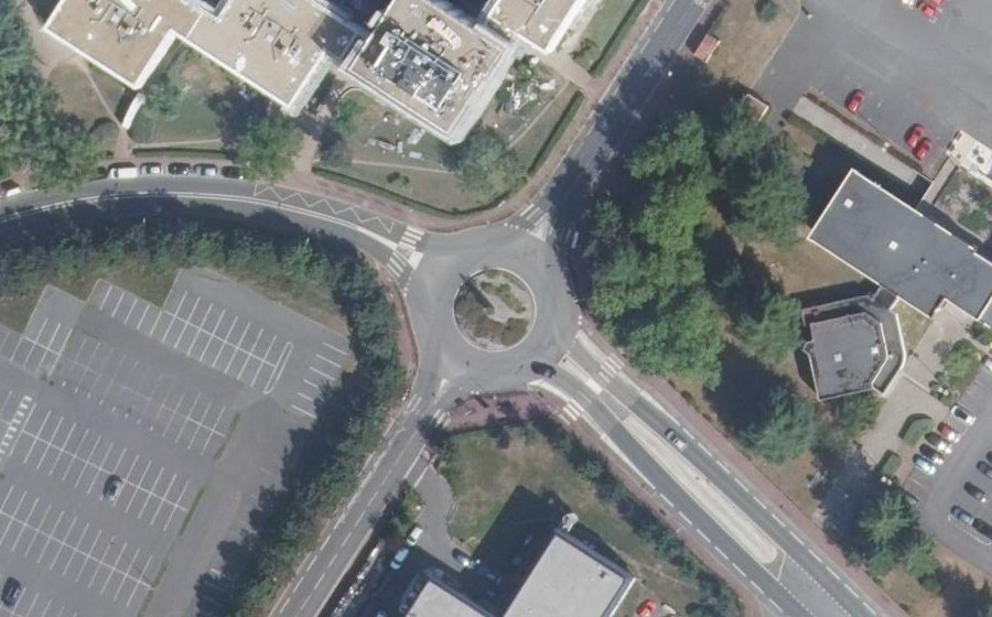 Vue aérienne du Rond-point anonyme n°1025878191