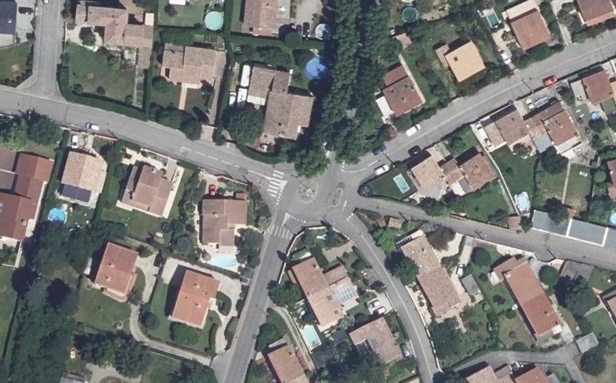 Vue aérienne du Rond-point anonyme n°102592087