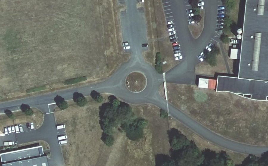 Vue aérienne du Rond-point anonyme n°102593135
