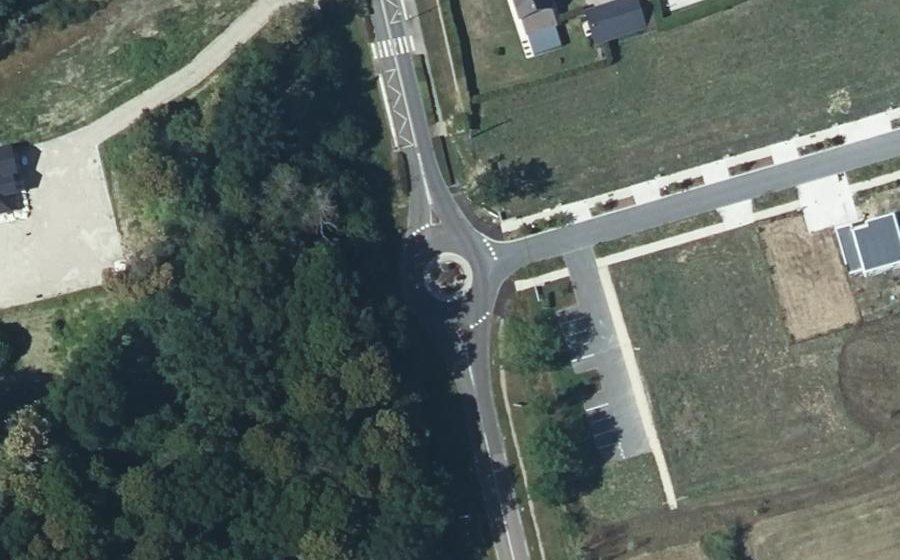 Vue aérienne du Rond-point anonyme n°102602878