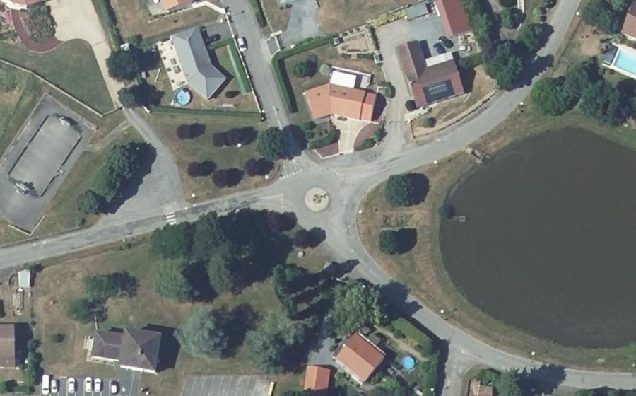 Vue aérienne du Rond-point anonyme n°102619602