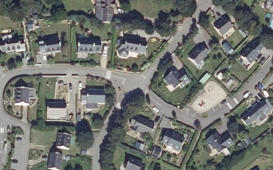 Vue aérienne du Rond-point anonyme n°102660573