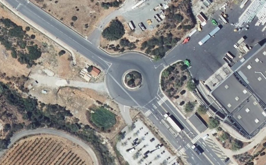 Vue aérienne du Rond-point anonyme n°102663270