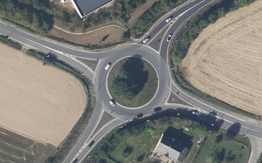 Vue aérienne du Rond-point anonyme n°102663601