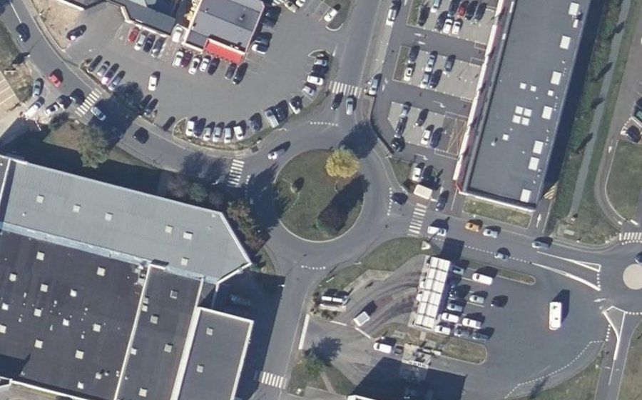 Vue aérienne du Rond-point anonyme n°102663616