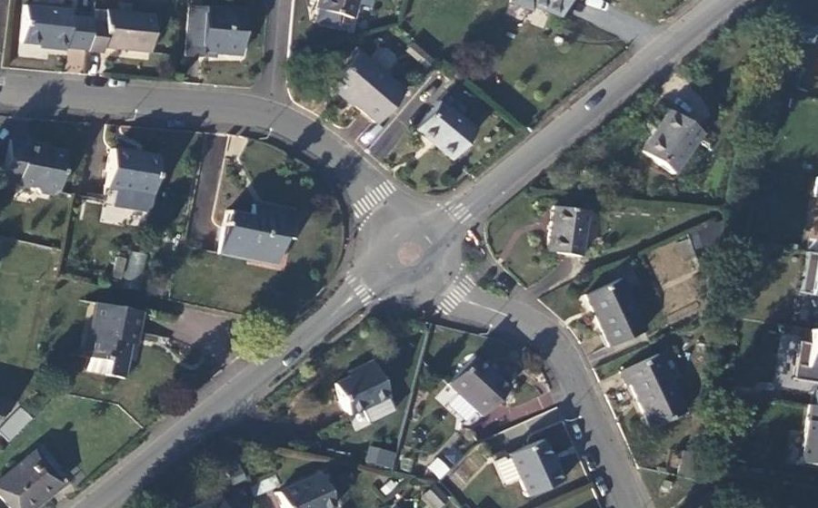 Vue aérienne du Rond-point anonyme n°102663636