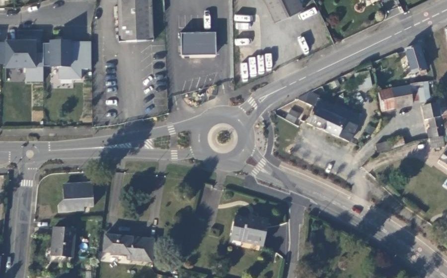 Vue aérienne du Rond-point anonyme n°102702369