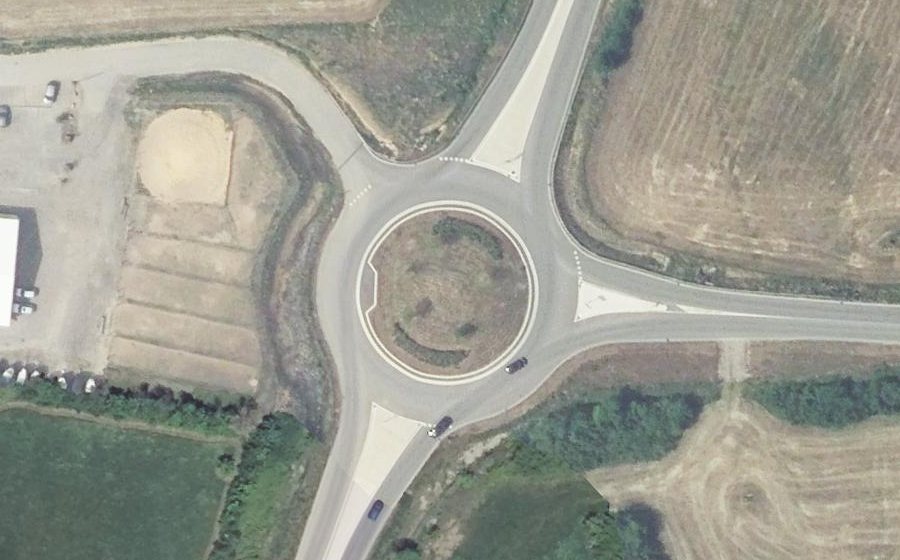 Vue aérienne du Rond-point anonyme n°1027081941