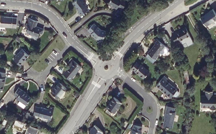 Vue aérienne du Rond-point anonyme n°102720294
