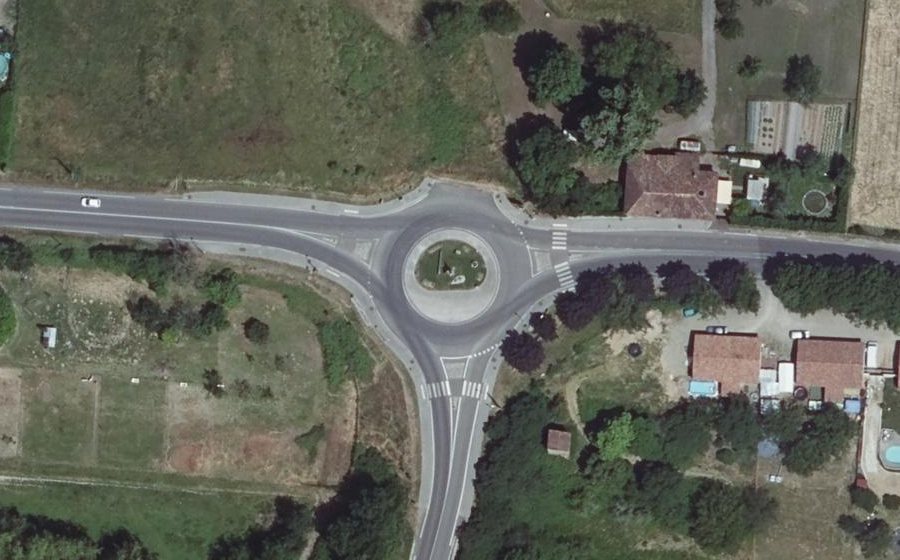 Vue aérienne du Rond-point anonyme n°1027339798