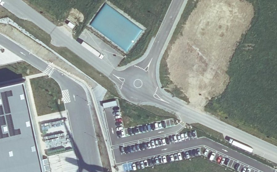 Vue aérienne du Rond-point anonyme n°1027422245