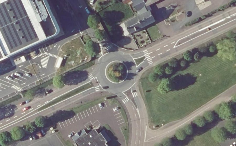 Vue aérienne du Rond-point anonyme n°1027488260