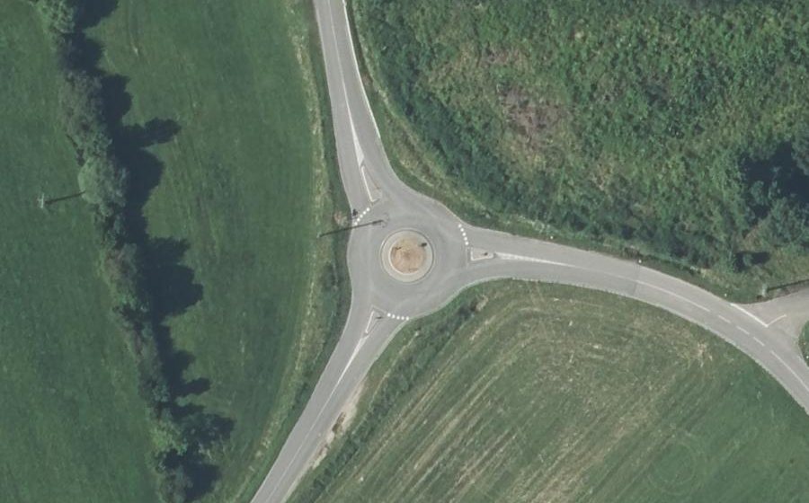 Vue aérienne du Rond-point anonyme n°1027685392