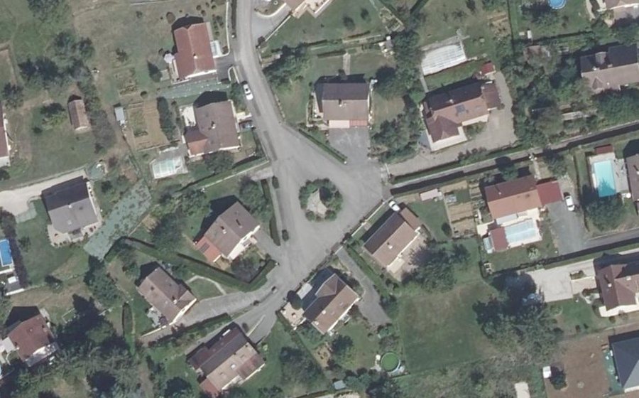 Vue aérienne du Rond-point anonyme n°102810421