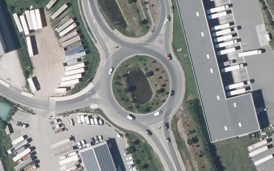 Vue aérienne du Rond-point anonyme n°1028176821