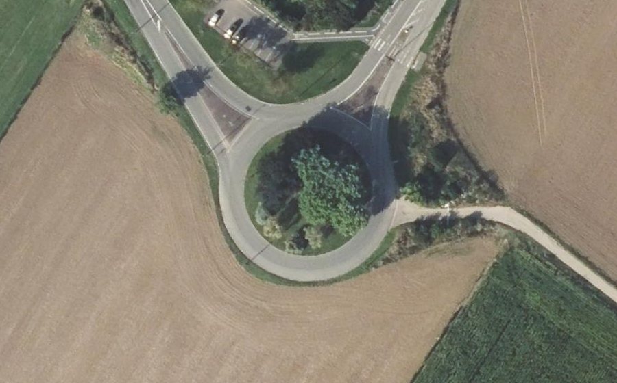 Vue aérienne du Rond-point anonyme n°102828129