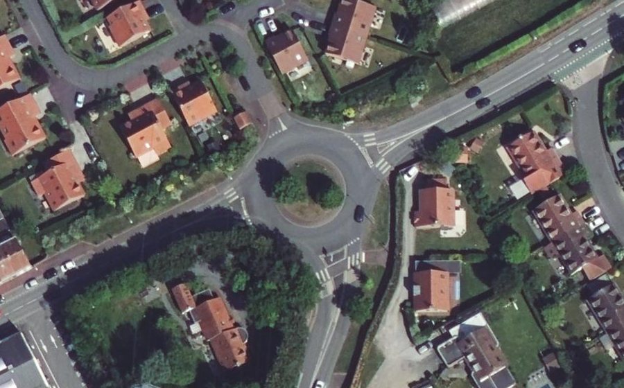 Vue aérienne du Rond-point anonyme n°102832172