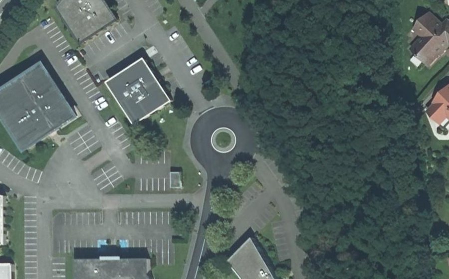Vue aérienne du Rond-point anonyme n°1028663497