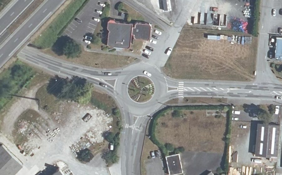 Vue aérienne du Rond-point anonyme n°102877549