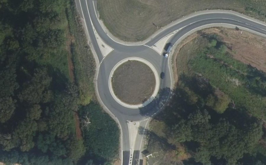 Vue aérienne du Rond-point anonyme n°1028987383