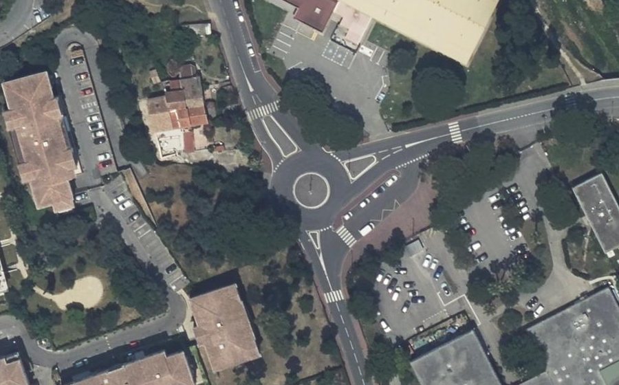 Vue aérienne du Rond-point anonyme n°1029418862