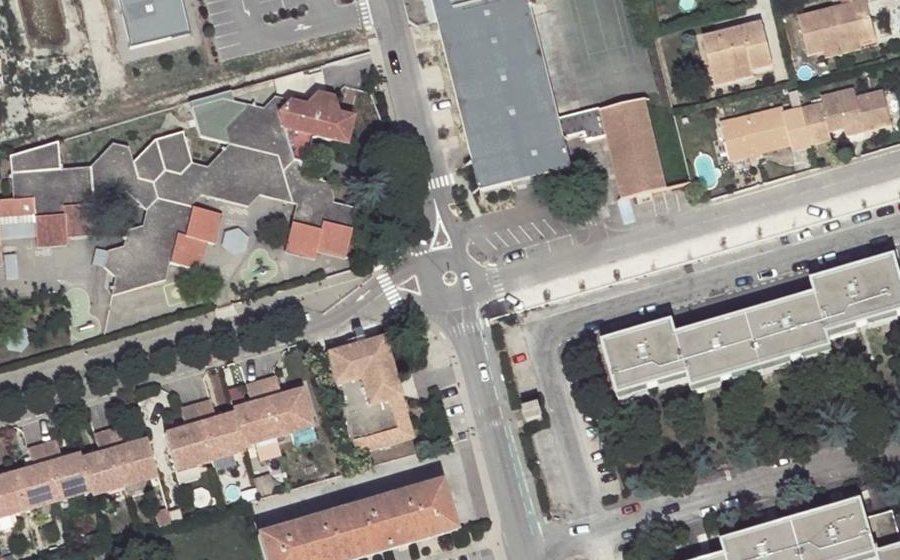 Vue aérienne du Rond-point anonyme n°1029667348