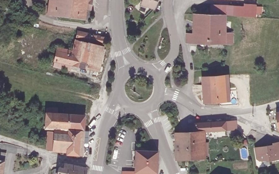 Vue aérienne du Rond-point anonyme n°103032773