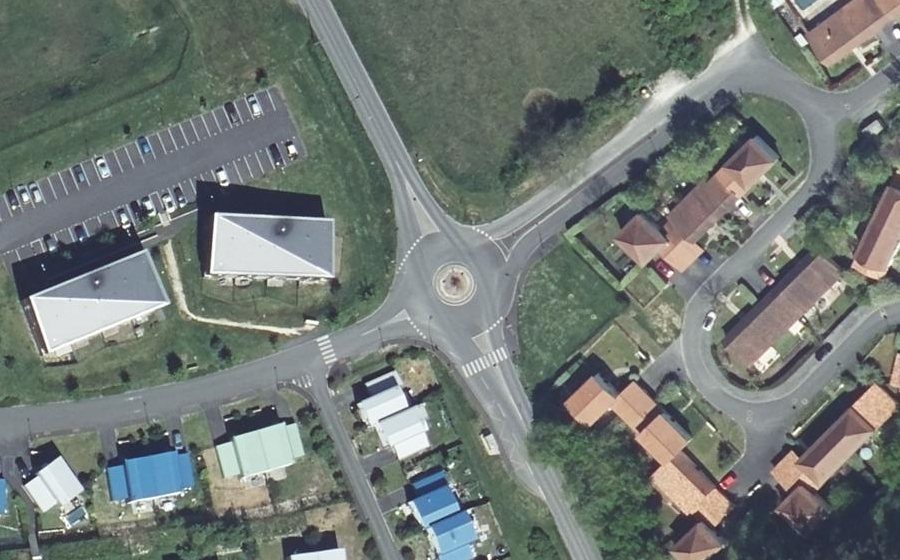Vue aérienne du Rond-point anonyme n°1030781688