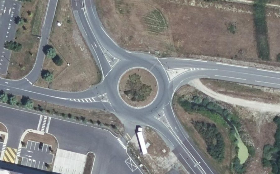 Vue aérienne du Rond-point anonyme n°1030947185