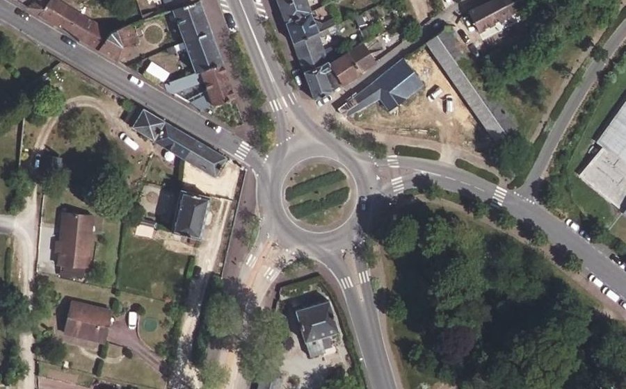 Vue aérienne du Rond-point anonyme n°103132414
