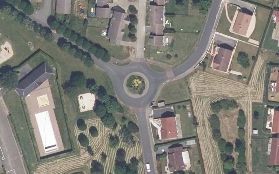 Vue aérienne du Rond-point anonyme n°103136908