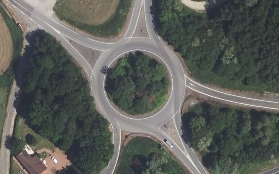 Vue aérienne du Rond-point anonyme n°103164756