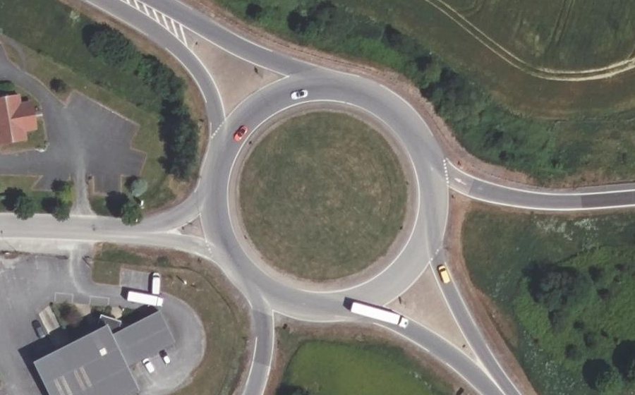 Vue aérienne du Rond-point anonyme n°103164783