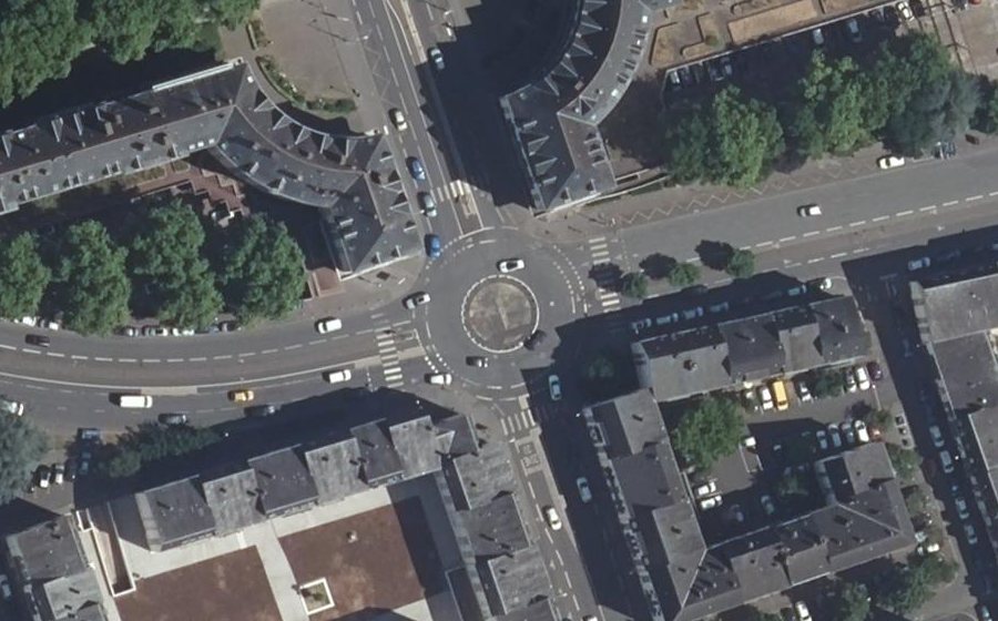 Vue aérienne du Rond-point anonyme n°103179068
