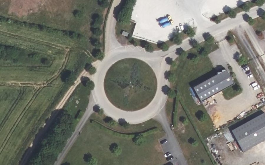 Vue aérienne du Rond-point anonyme n°103189568