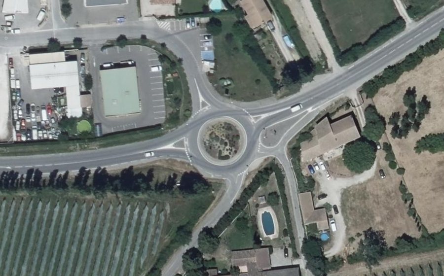 Vue aérienne du Rond-point anonyme n°103233255